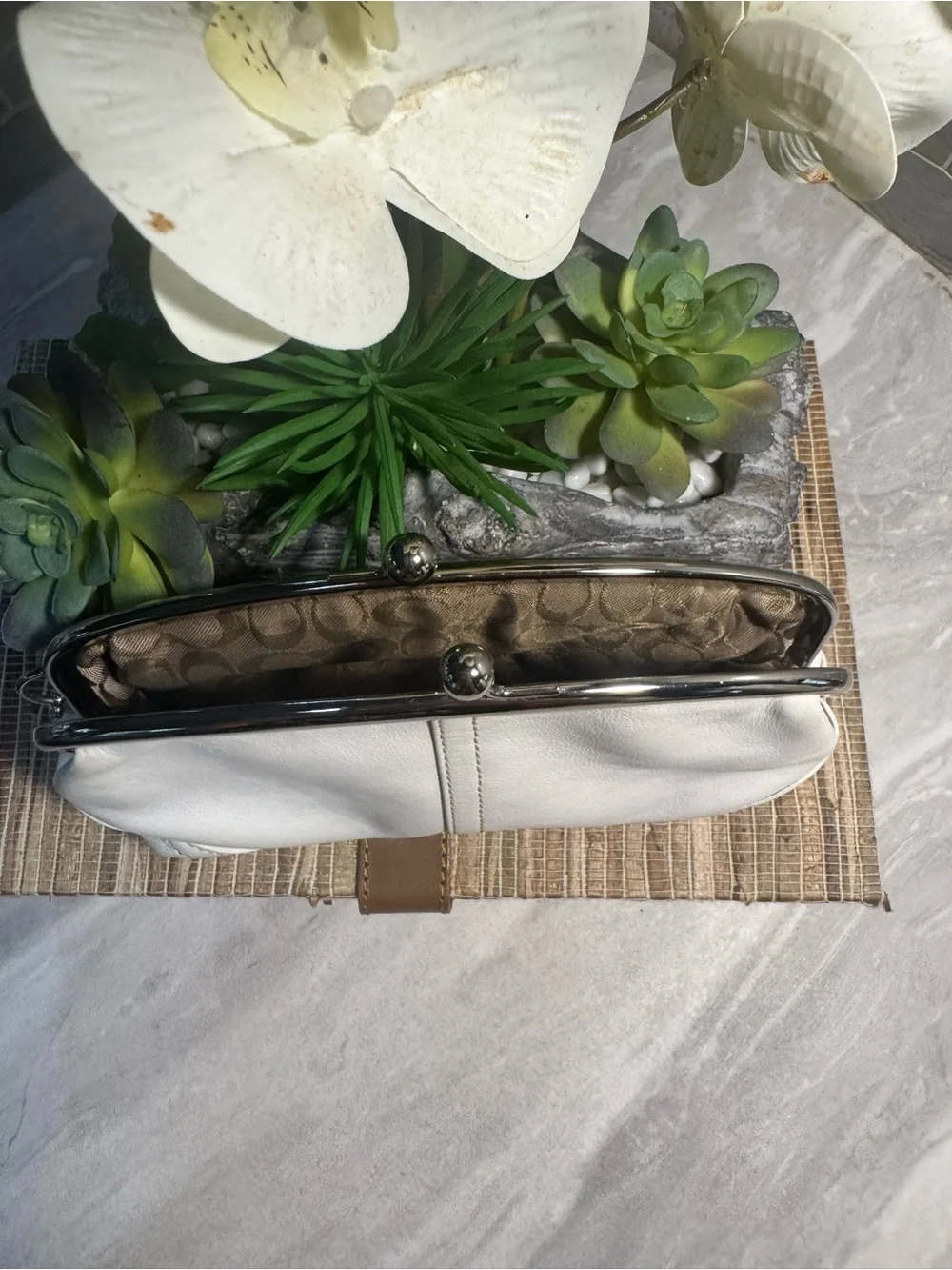 Like NEW Coach KISS LOCK Soft Off White Leather Clutch 2 Tone HangTag Fits Phone